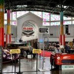 Image of cars outside the Orlando Auto Museum in Dezerland Park, the perfect place to go for Father's Day.